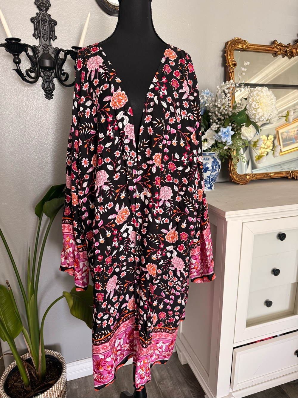 Pink Lily Black Floral kimono